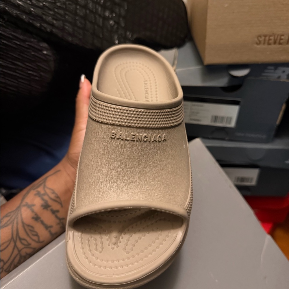 Balenciaga women’s Beige Slides